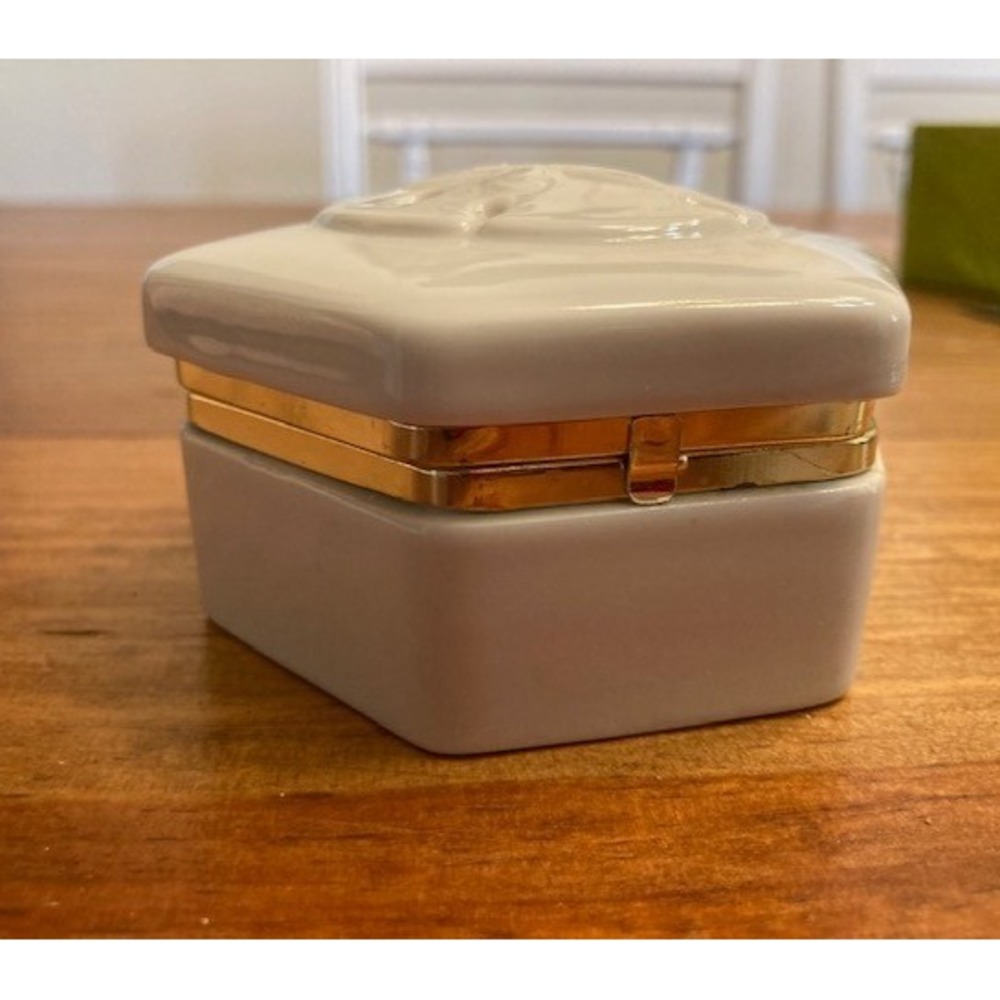 Vtg Sand Dollar White Porcelain 3.5 inch Trinket Box Jewelry Box Hinge Gold Trim - Picture 9 of 9